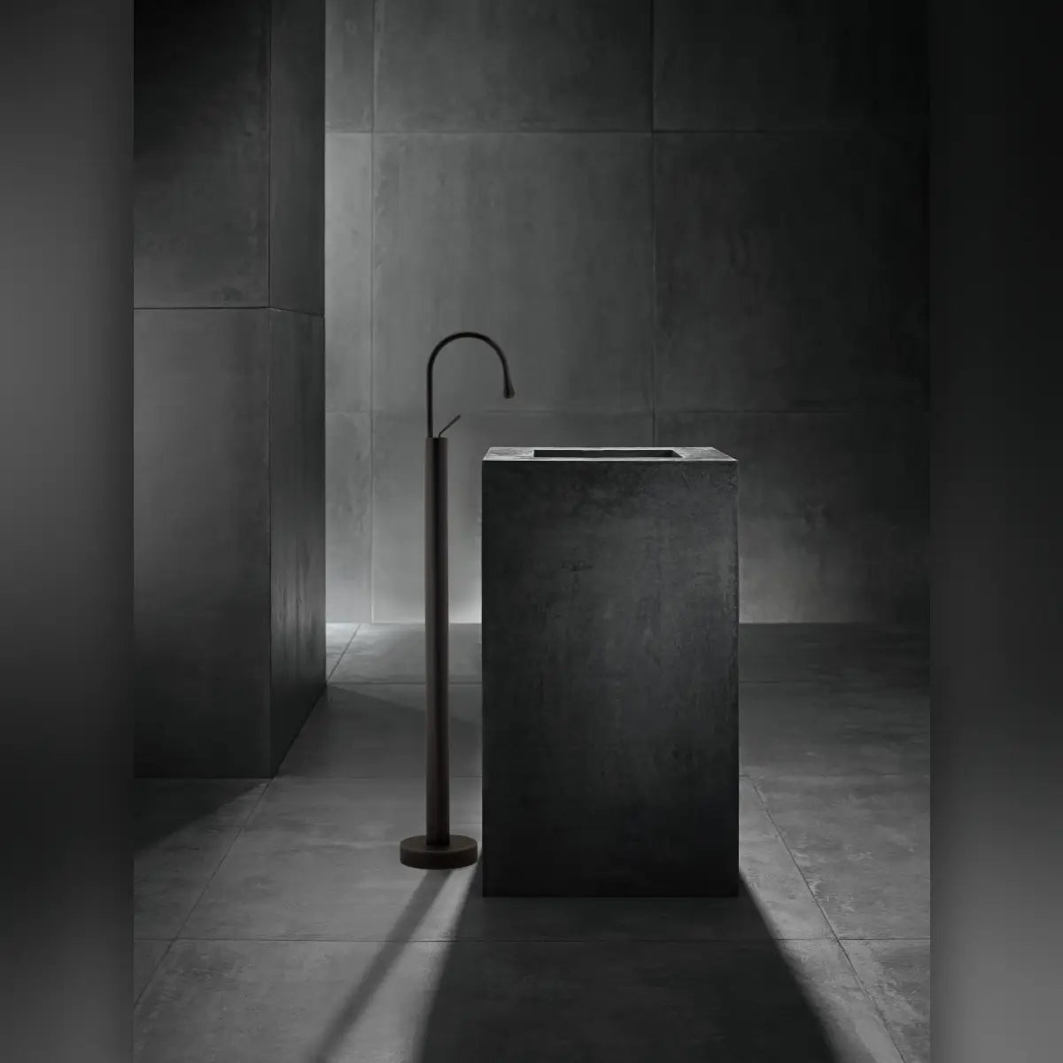 FLOOR STANDING FAUCET (MATT BLACK) 128812